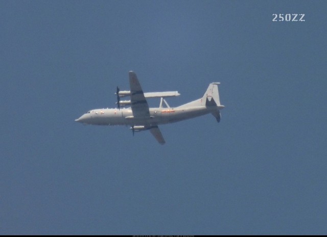 大批國産高新機淩空編隊飛過 空警500領頭