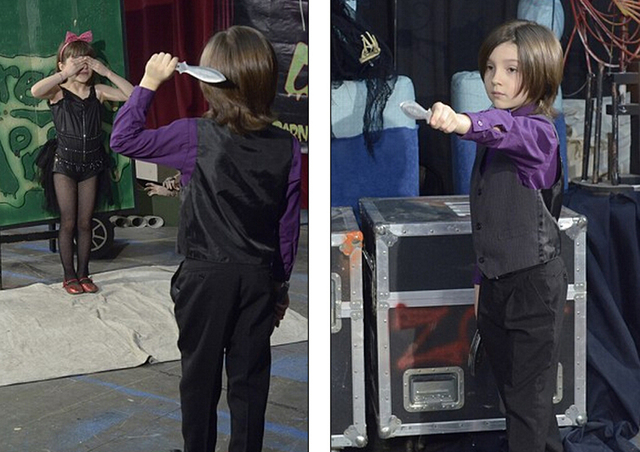 世界最小飛刀手年僅9歲 7歲妹妹當刀靶
