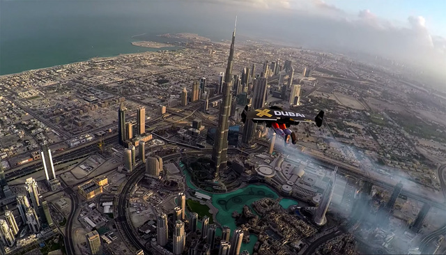 兩名“噴射人”迪拜上空表演驚險比翼雙飛