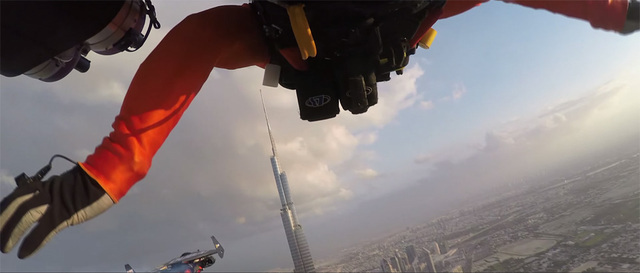 两名“喷射人”迪拜上空表演惊险比翼双飞