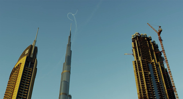 两名“喷射人”迪拜上空表演惊险比翼双飞