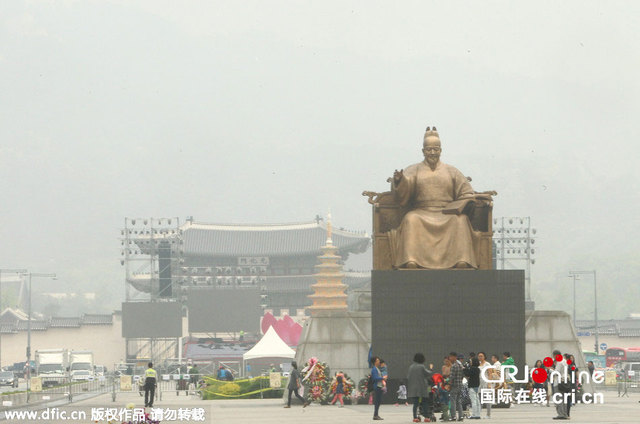 韓國首爾遭霧霾侵襲 天空灰濛濛一片