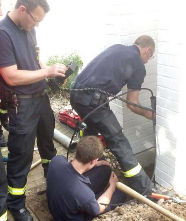 幼猫被困下水管道 消防队员“挖地三尺”将其救出