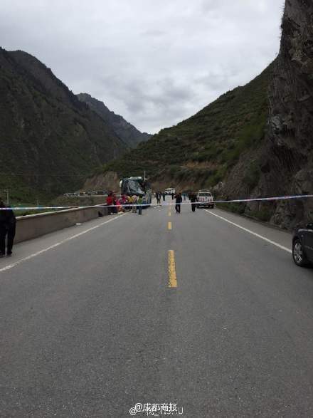 四川阿壩州兩輛中巴車相撞 造成6人死亡