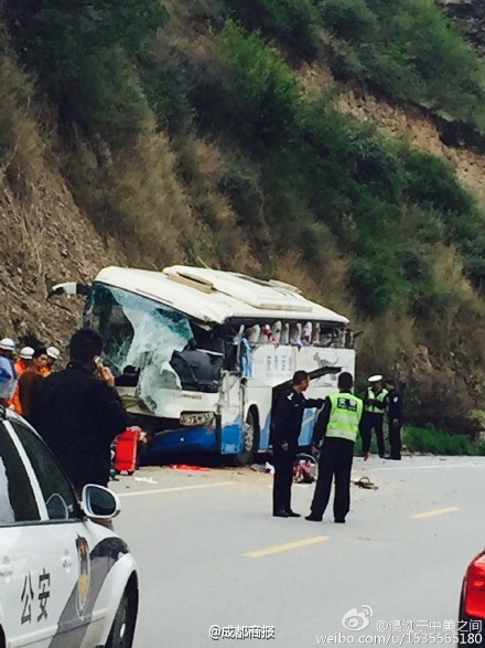 四川阿壩州兩輛中巴車相撞 造成6人死亡