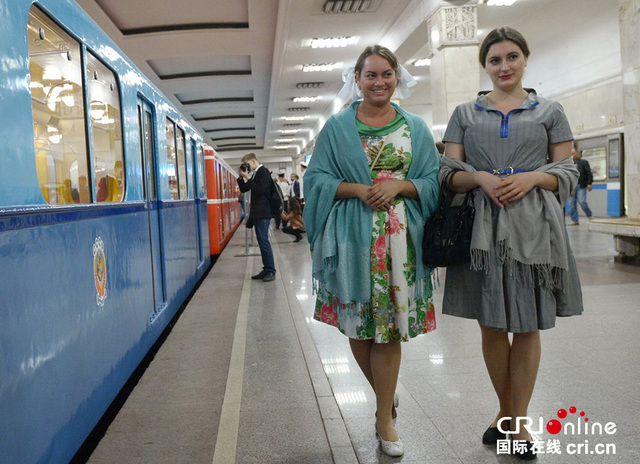 莫斯科地铁开通80周年 民众身着复古服饰纪念