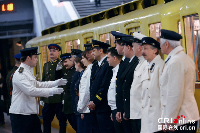 莫斯科地铁开通80周年 民众身着复古服饰纪念