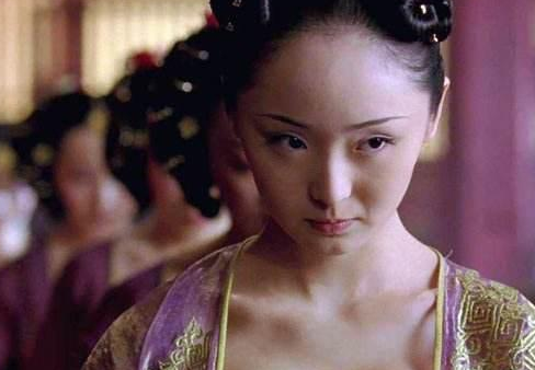 娱乐 滚动 >>正文  李曼出演过《满城尽带黄金甲》,但是还是不红看来