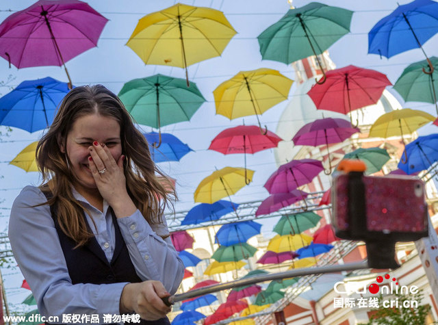 俄罗斯圣彼得堡七彩雨伞打造童话小路