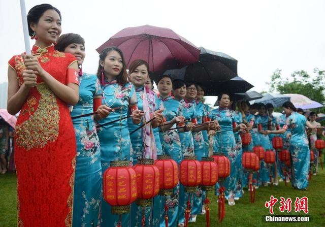 湖南長沙千名女子著旗袍走秀 挑戰世界紀錄