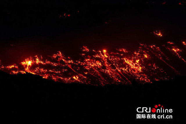 意大利埃特納火山噴發 熔岩涌動如末日大片