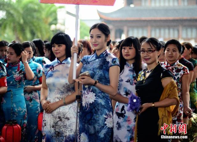 多地女性同秀旗袍 挑战"世界吉尼斯旗袍秀"纪录