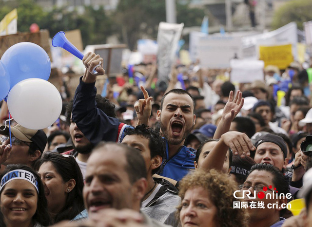 危地馬拉數十名官員捲入貪腐案 民眾示威要求總統辭職