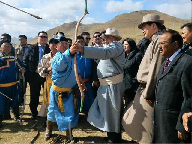 印度总理莫迪访问蒙古国 穿蒙古袍体验射箭