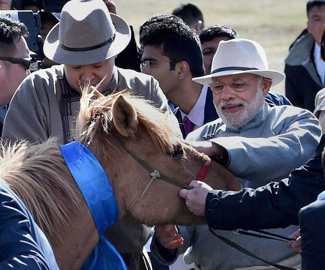 印度总理莫迪访问蒙古国 穿蒙古袍体验射箭