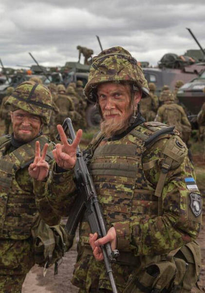 北约部队在爱沙尼亚军演 场面壮观