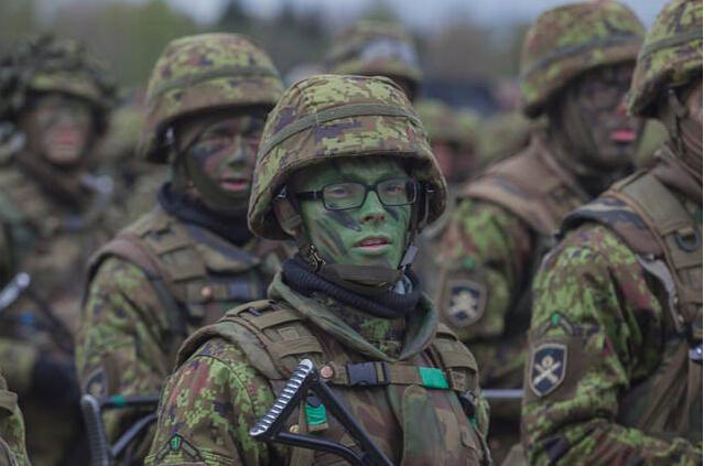 北约部队在爱沙尼亚军演 场面壮观