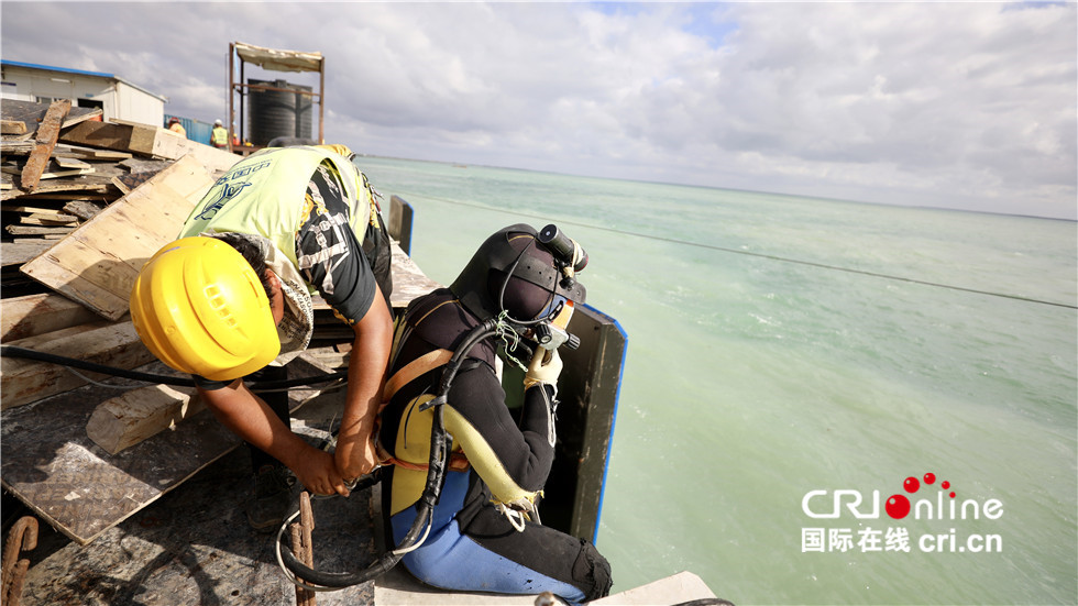 图片默认标题_fororder_2019-03-23 中国交建肯尼亚拉穆港项目 潜水员下水准备