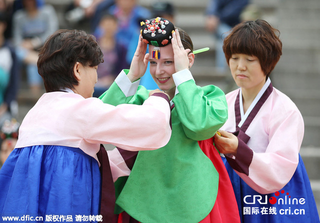 韩国女孩着传统服饰参加成人礼