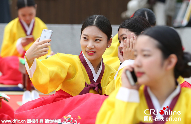 韩国女孩着传统服饰参加成人礼
