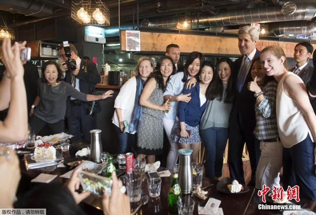 克裏造訪韓裔餐廳手持自拍神器與工作人員合影