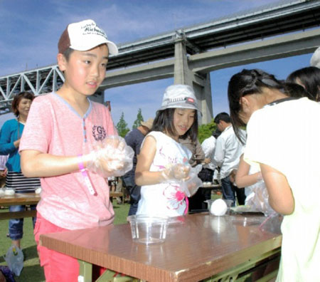 日本坂出市668人同時捏飯糰 刷新世界紀錄