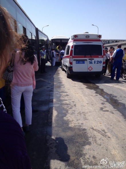 北京一公交与大客车相撞 十余人受伤