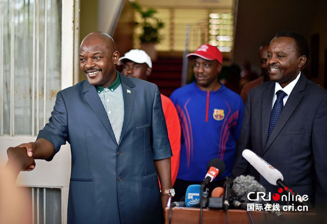布隆迪总统政变后首次公开露面 与民众握手