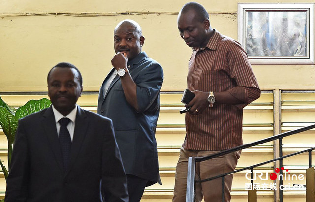 布隆迪总统政变后首次公开露面 与民众握手