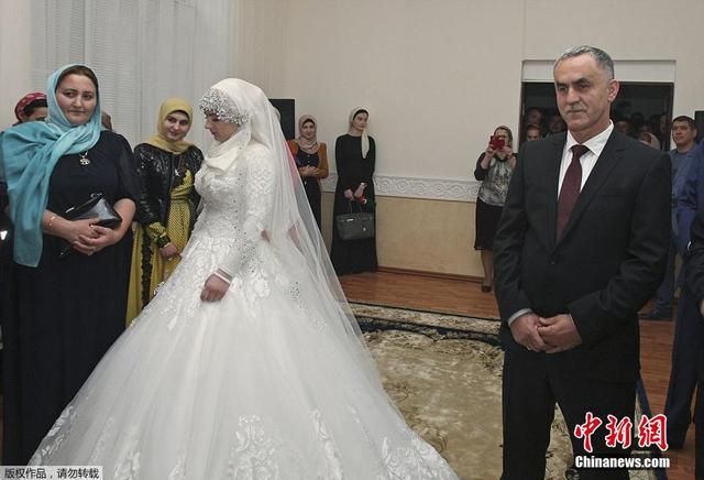 车臣警长年近半百娶17岁少女 家中有一妻