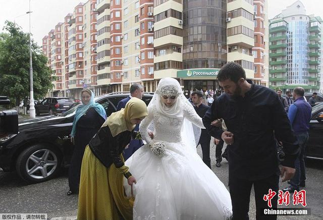 车臣警长年近半百娶17岁少女 家中有一妻