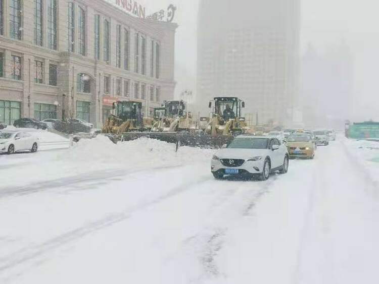哈爾濱市道裏區：戰暴雪 破難題 保交通