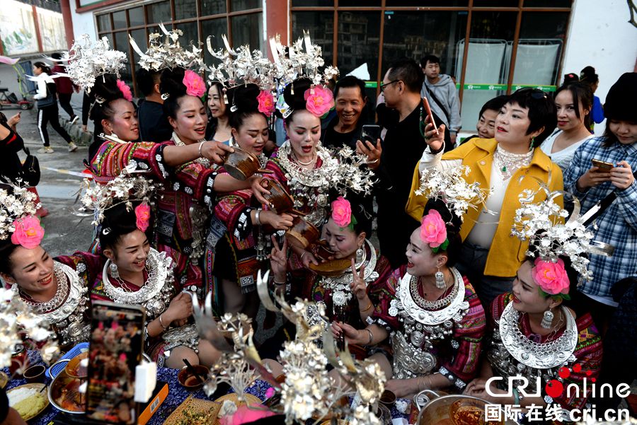 （有修改）贵州雷山：苗族同胞盛装巡游庆苗年