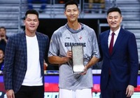 易建联荣膺最佳防守球员称号 吐槽奖杯比水果盘还重