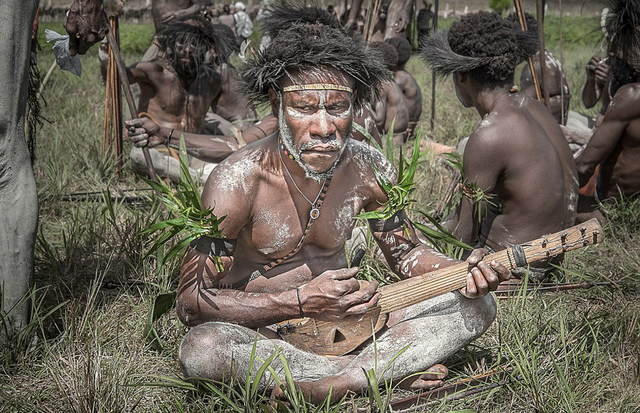 揭秘與世隔絕的達尼人部落:竹屋當房 用長矛狩獵