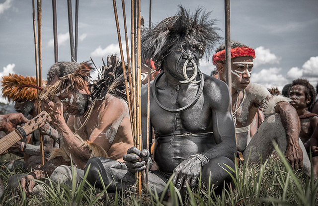 揭秘与世隔绝的达尼人部落:竹屋当房 用长矛狩猎