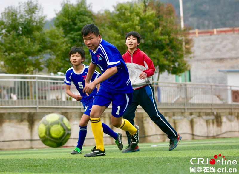 贵州大方：留守儿童的“快乐足球”（组图）