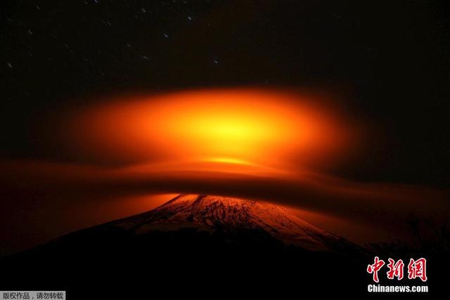 智利比亚里卡火山喷发 火焰染红云朵场面壮观