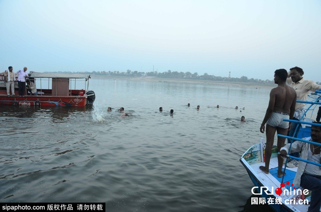 印度发生摩托艇倾覆事故 多人溺水17人下落不明