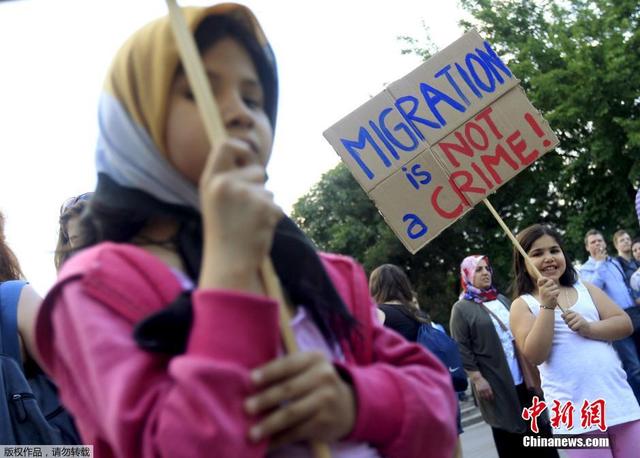 匈牙利民众抗议移民政策 高举标语“移民无罪”