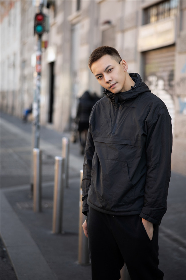 陈伟霆米兰街头大片曝光 侧颜棱角分明帅气十足