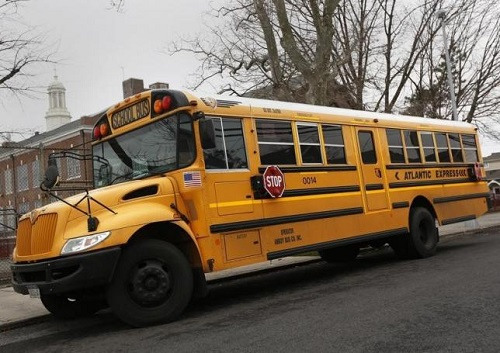 美國5歲女孩被校車拖行數十米 路人追趕攔車