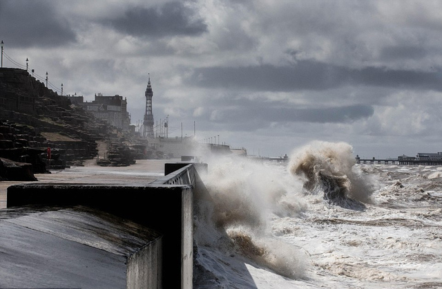 英國遭遇極惡劣天氣 雷電冰雹狂風暴雨同時襲擊