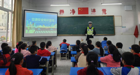 重慶雲陽交巡警開展“知危險會避險 平安上學路”交通安全宣傳活動