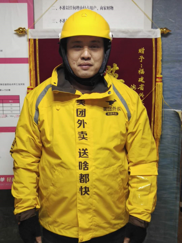 高三学生雨夜出车祸情况危急，美团骑手仗义伸援手