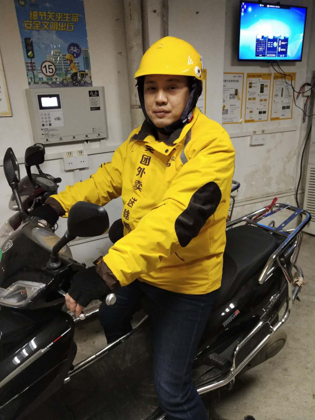 高三学生雨夜出车祸情况危急，美团骑手仗义伸援手