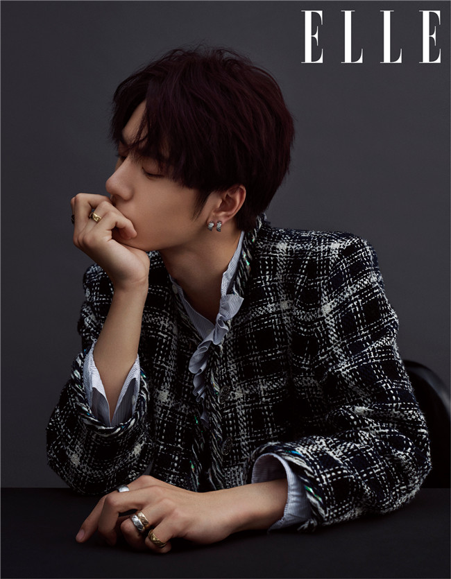 王一博时尚大片曝光 优雅随性演绎质感格调