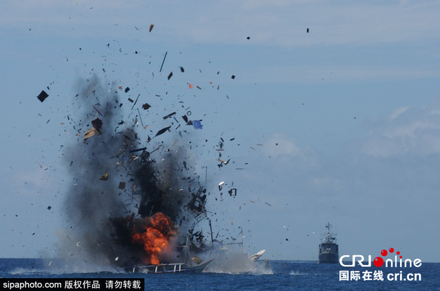 印尼海军炸毁19艘非法捕鱼外国渔船