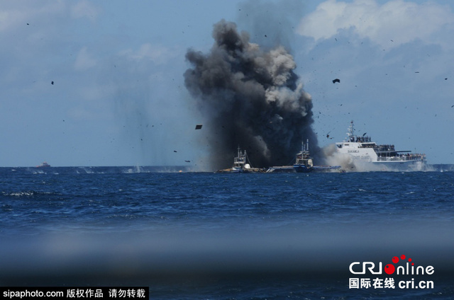 印尼海军炸毁19艘非法捕鱼外国渔船