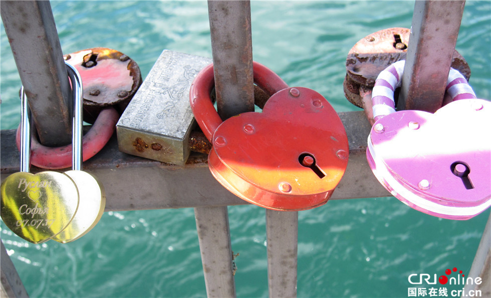 图片默认标题_fororder_4伊乐库茨克市安加拉河畔有一座爱情桥，桥边的栏杆上是恋人们留下的连心锁。